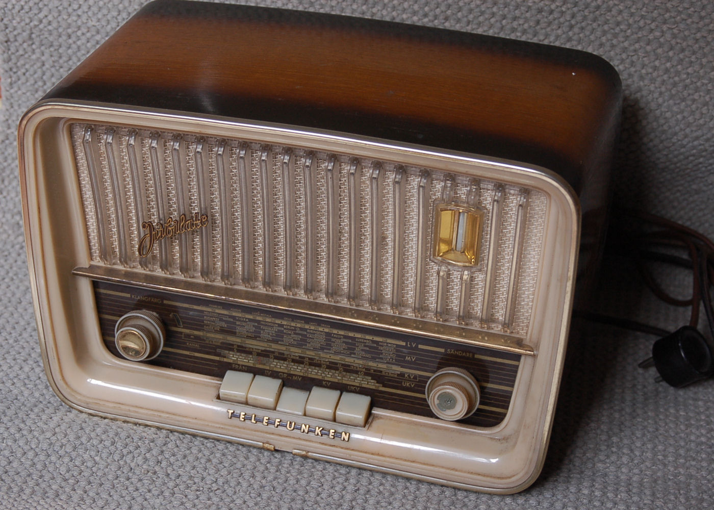 Fahrenheit 2012 - Katherina Zakravsky - 1528954.1 Fahrenheit 2012 - Katherina Zakravsky - 1528954.1